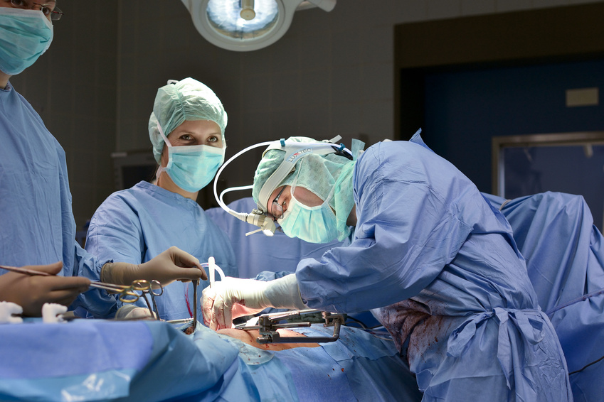 Mediziner während einer Operation